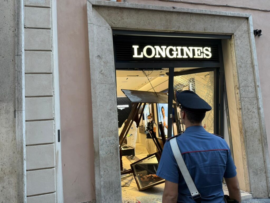 Spaccata in via del Corso, auto-ariete contro la boutique Longines: rubati orologi di lusso 1