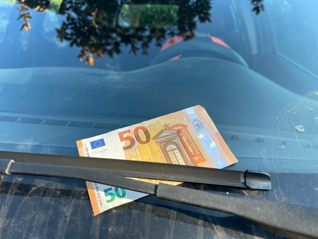 Attenti alla banconota sul parabrezza: la truffa dei 50 euro che allarma Roma Nord 1