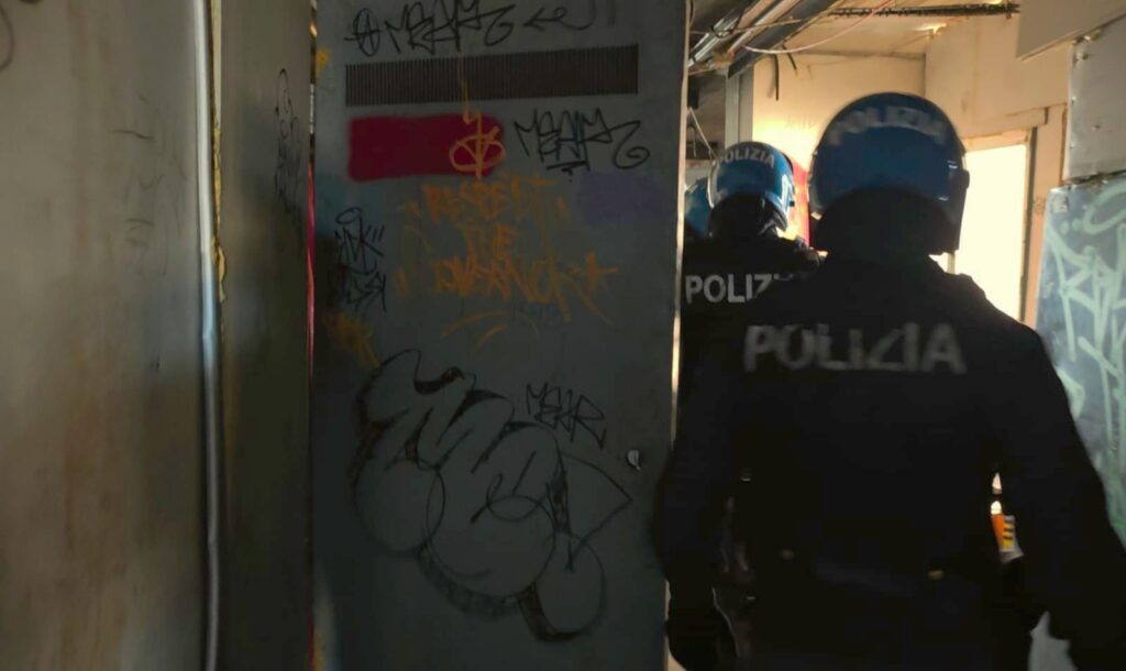 Tor Sapienza, nuovo blitz nel palazzo di via Tallone: 12 stranieri accompagnati all’Ufficio immigrazione 1 Tor Sapienza, nuovo blitz nel palazzo di via Tallone: 12 stranieri accompagnati all’Ufficio immigrazione 1