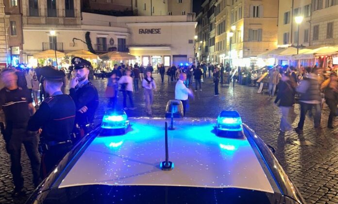 Furti ai turisti, merce portata via dai negozi e spaccio: il bilancio dei controlli dei Carabinieri a Roma nel centro storico, tra arresti e denunce.