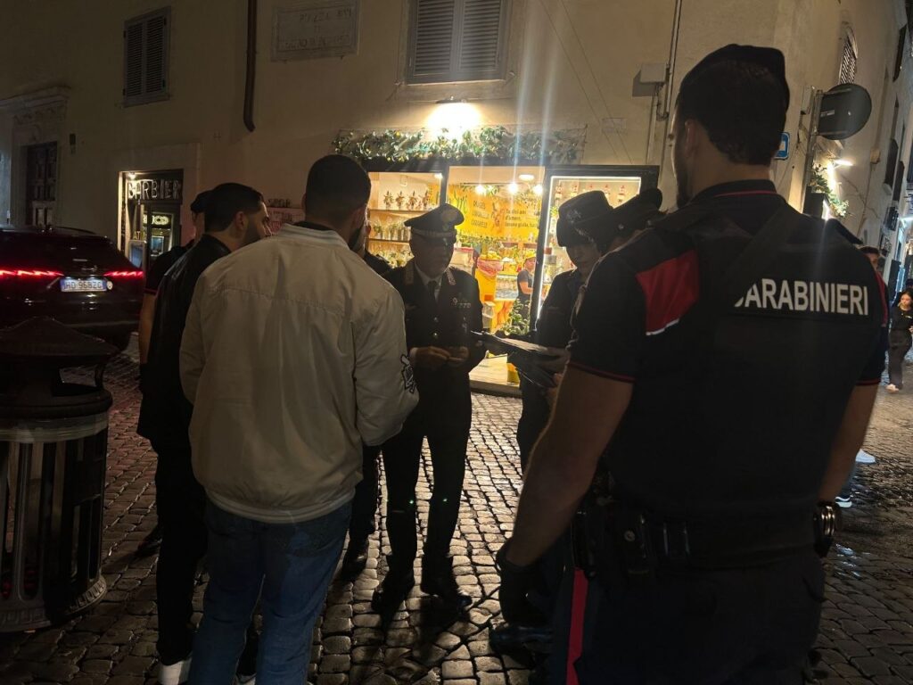 Furti ai turisti, merce portata via dai negozi e spaccio: il bilancio dei controlli dei Carabinieri a Roma nel centro storico, tra arresti e denunce.
