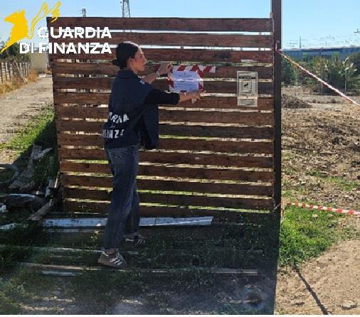 Rifiuti speciali sotterrati e abusi edilizi a Santa Marinella: scatta il sequestro della Guardia di Finanza 1 Operazione delle Fiamme Gialle a Santa Marinella: individuata una discarica abusiva con 700 metri cubi di rifiuti interrati
