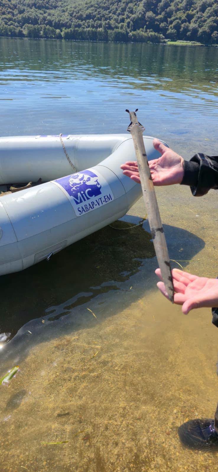 Lago di Mezzano, riemerge una spada di 3.000 anni fa: decisivo l'intervento dei Carabinieri Subacquei di Roma (FOTO) 2