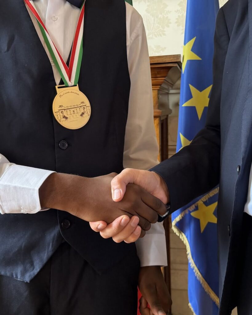 Valditara premia lo studente-eroe di Centocelle: «Un esempio per i giovani, ha insegnato a tutti cos’è l’empatia» 2 Valditara premia lo studente-eroe di Centocelle: «Un esempio per i giovani, ha insegnato a tutti cos’è l’empatia» 2