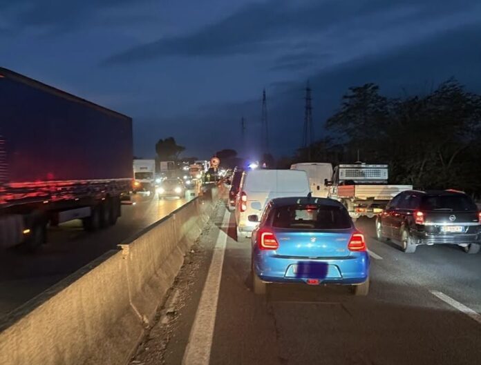Auto in coda sulla Pontina questa mattina