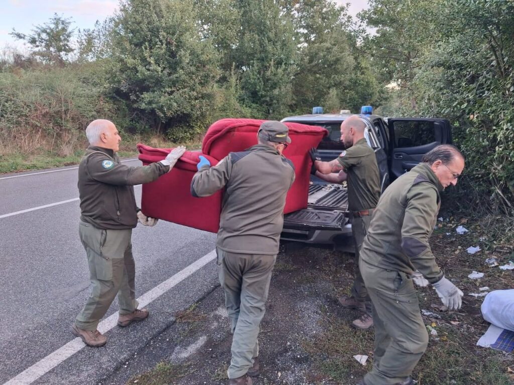 Nel Parco dei Castelli Romani i Guardiaparco bonificano i Pratoni del Vivaro: rimossi rifiuti ingombranti, al via fototrappole e sanzioni