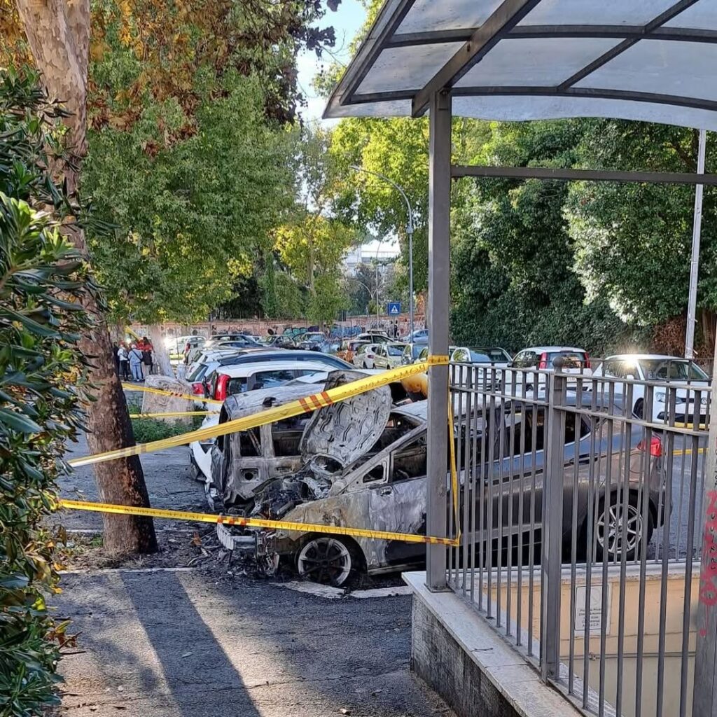 Auto in fiamme a Monteverde e Colli Portuensi: quattro vetture distrutte. È caccia al piromane 1 Auto in fiamme a Monteverde e Colli Portuensi: quattro vetture distrutte. È caccia al piromane 1