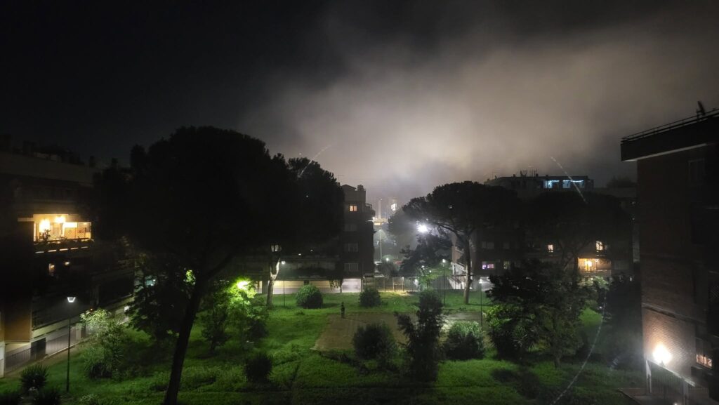 Un forte boato e il fumo nei garage di una palazzina nel quadrante est di Roma hanno fatto temere il peggio: nessun ferito