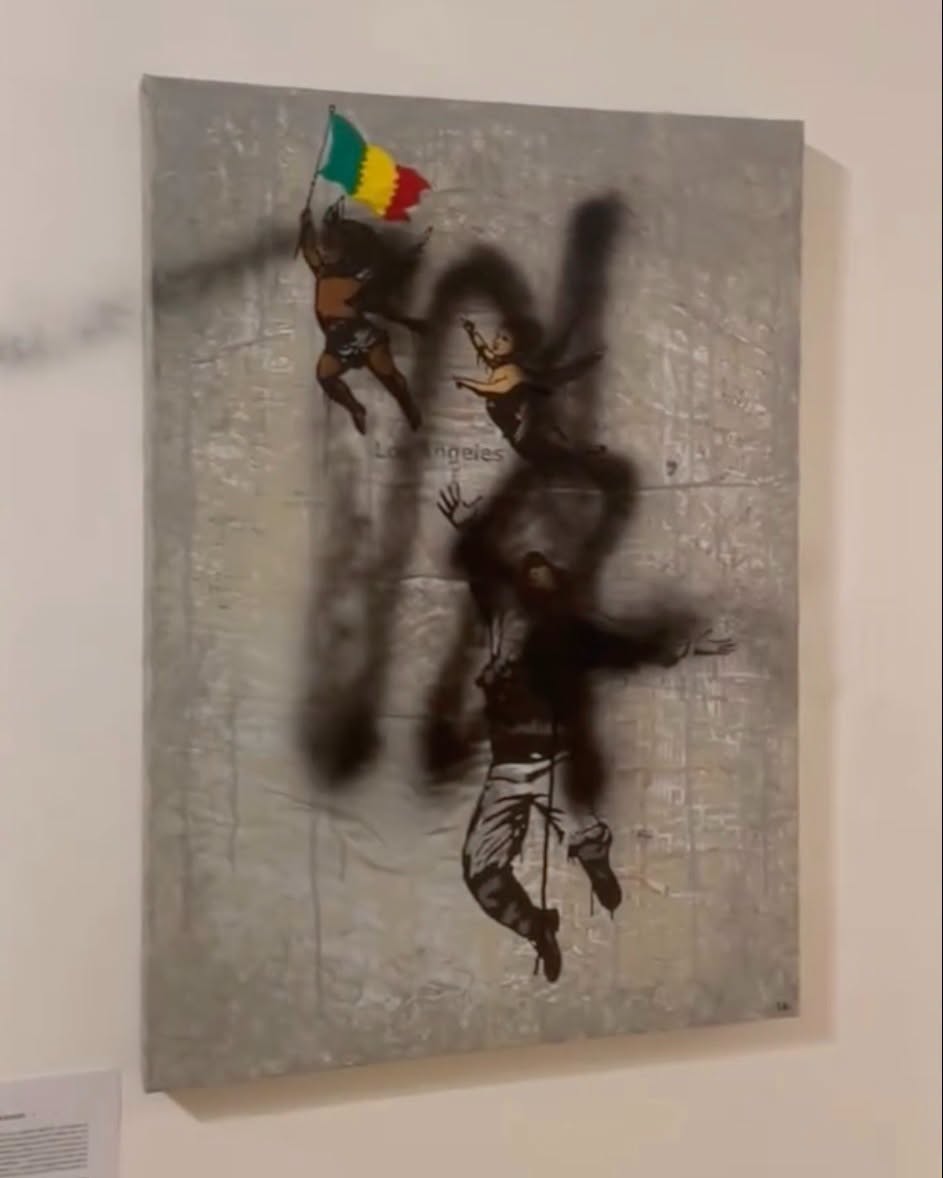 Blitz squadrista in galleria d'arte a Roma: commando incappucciato devasta la mostra di Laika 1