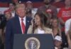 Donald Trump senza freni in Michigan, sul palco del comizio con lui Nicki Minaj: “Ha un lato B spettacolare”