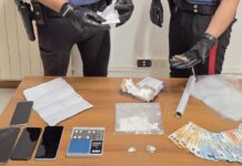 Getta la droga dal finestrino durante un controllo: scattano le perquisizioni nella casa di Nettuno