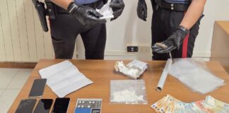 Getta la droga dal finestrino durante un controllo: scattano le perquisizioni nella casa di Nettuno