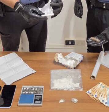 Getta la droga dal finestrino durante un controllo: scattano le perquisizioni nella casa di Nettuno
