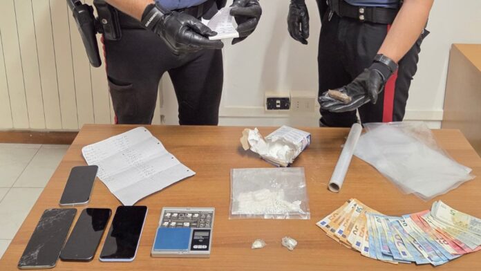 Getta la droga dal finestrino durante un controllo: scattano le perquisizioni nella casa di Nettuno