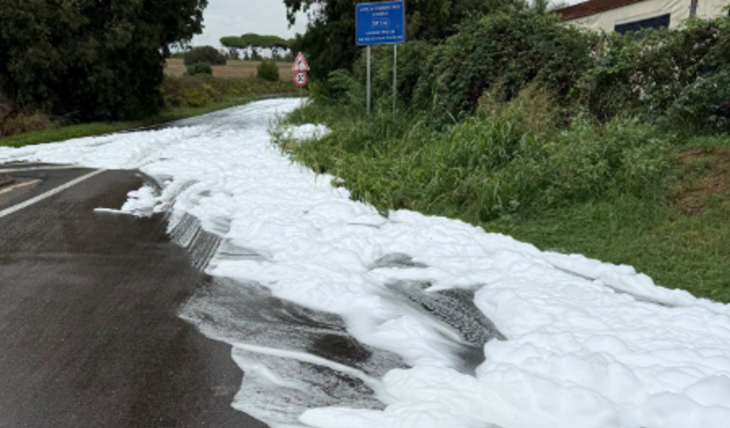 Schiuma in via delle Cinque Miglia ad Anzio, scattano i controlli ambientali (VIDEO) 2