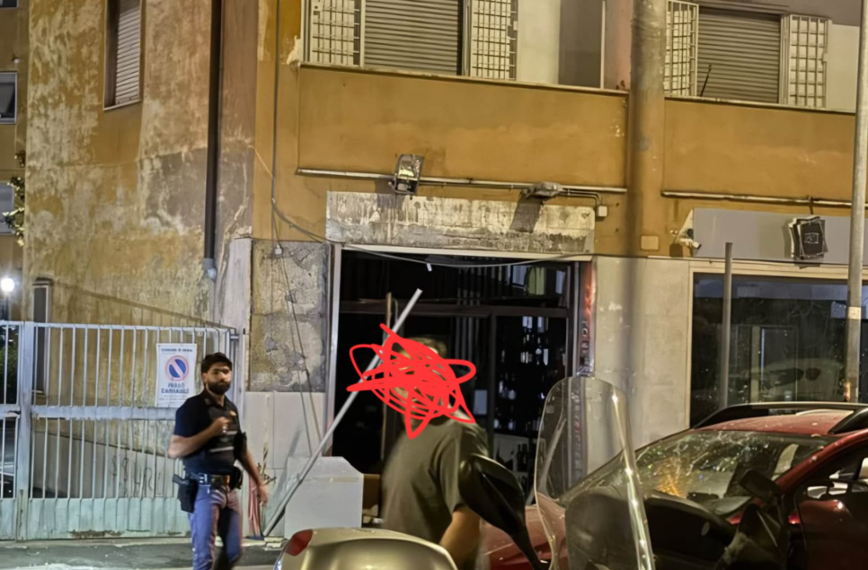 Bomba a Roma, esplosione all’alba a Don Bosco: danneggiato un esercizio commerciale 2