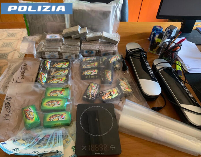 Fermato in via Pietro Maffi con un panetto, un uomo aveva le chiavi di un’abitazione di Casalotti: dentro, hashish conservato a freddo
