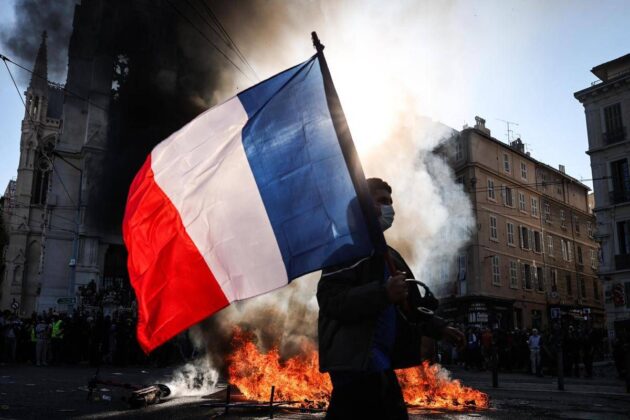 Francia, proteste contro il caro vita: scontri a Parigi e Marsiglia ...