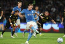 Hojlund sbaglia il rigore, arbitro fa ripetere e De Bruyne segna: caos in Napoli-Frosinone