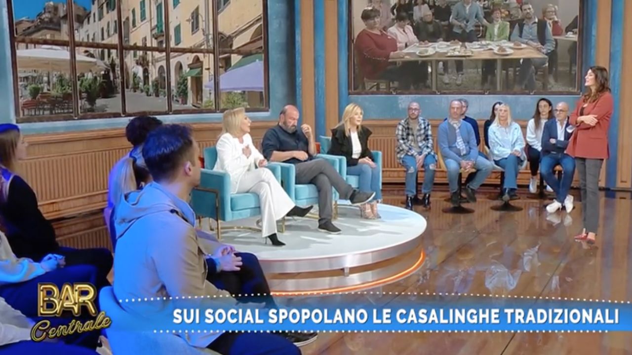 Bar Centrale, scontro tra Rosanna Lambertucci e Serena Bortone: come ha reagito Elisa Isoardi 2 Lite Bortone-Lambertucci a Bar Centrale - Canale 10