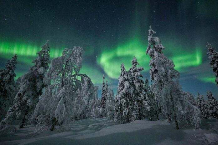 Lorenzo Mirandola, il cacciatore di aurora boreale si racconta in ‘Quando il cielo si accende’