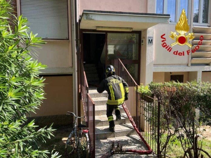 Milano, anziana muore nell’incendio dell’appartamento