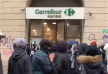 Milano, riparte la guerriglia in centro: sfondano vetrine, saccheggiato un supermercato. Sessanta giovani accompagnati in Questura