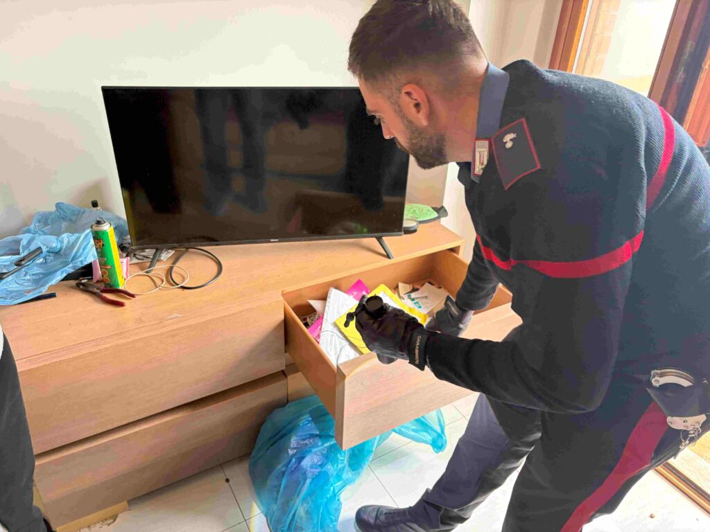 Blitz dei Carabinieri tra Ostia e Acilia: 6 arresti e maxi sequestro di droga. Cocaina e hashish nascosti nella cassaforte 1 Blitz dei Carabinieri tra Ostia e Acilia: 6 arresti e maxi sequestro di droga. Cocaina e hashish nascosti nella cassaforte 1