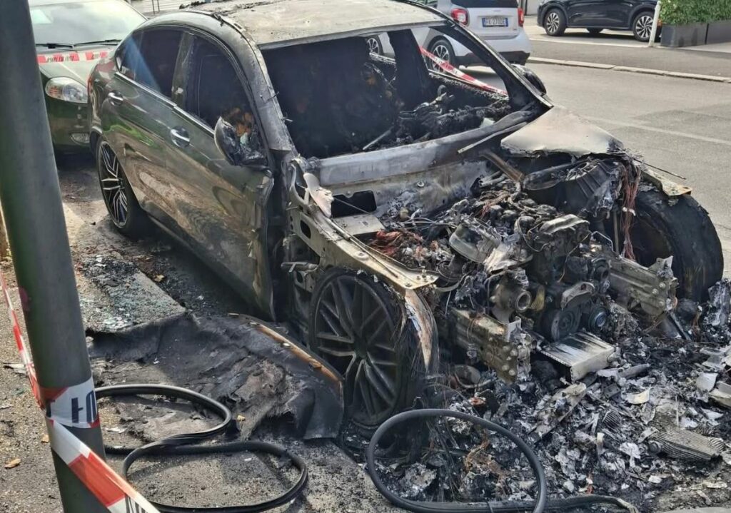 Auto in fiamme a Monteverde e Colli Portuensi: quattro vetture distrutte. È caccia al piromane 2 Auto in fiamme a Monteverde e Colli Portuensi: quattro vetture distrutte. È caccia al piromane 2