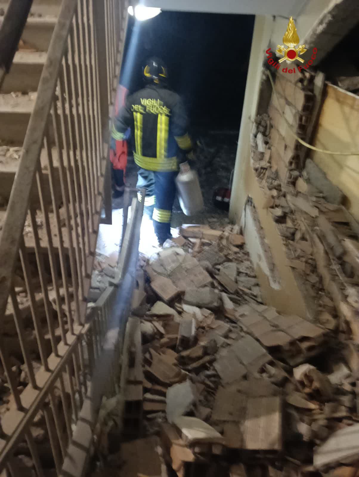 Bomba carta a Ostia, paura e danni: portone devastato e due feriti (VIDEO) 1