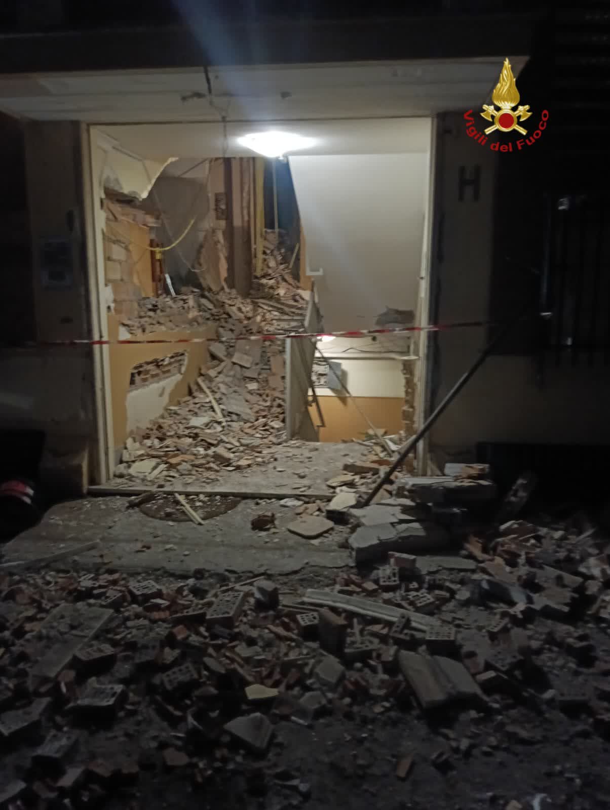 Bomba carta a Ostia, paura e danni: portone devastato e due feriti (VIDEO) 2