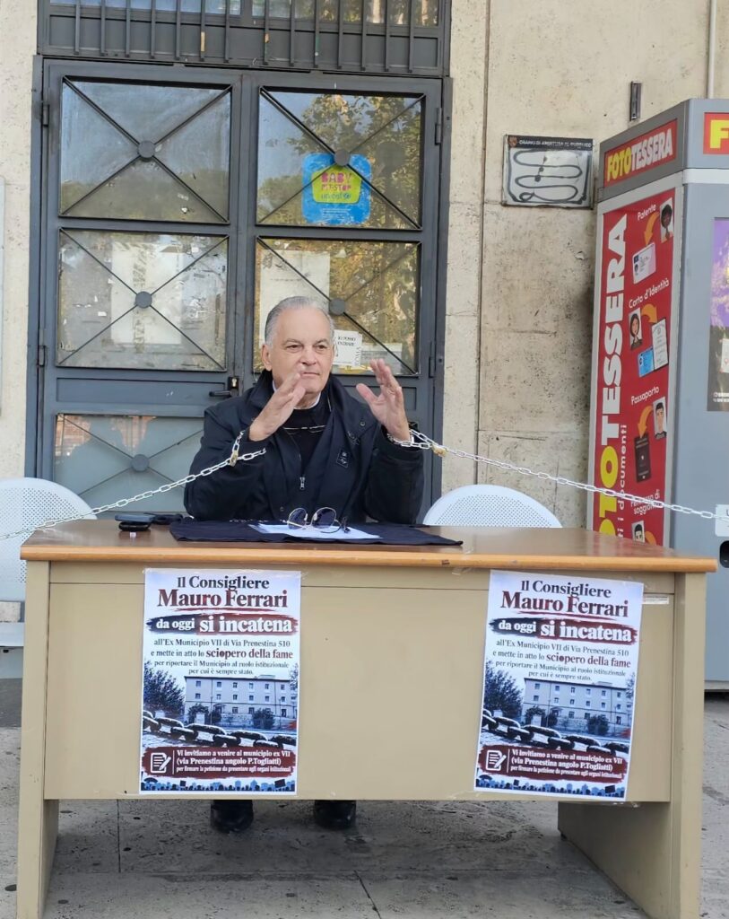 Servizi tagliati all'ex VII Municipio: il consigliere si incatena e inizia lo sciopero della fame 1