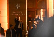 Polonia, duro scontro sulla Corte Costituzionale. Il presidente Nawrocki forza ingresso nella sede: “Tusk minaccia sicurezza nazionale”