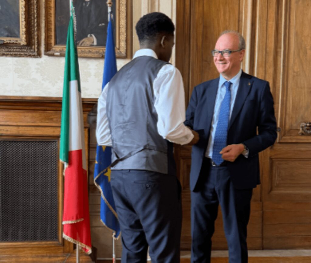 Valditara premia lo studente-eroe di Centocelle: «Un esempio per i giovani, ha insegnato a tutti cos’è l’empatia» 1 Valditara premia lo studente-eroe di Centocelle: «Un esempio per i giovani, ha insegnato a tutti cos’è l’empatia» 1
