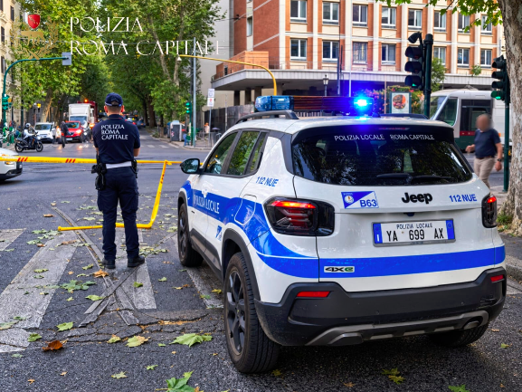 Incidente in centro: compattatore Ama trancia i cavi del tram, strade chiuse e traffico in tilt (FOTO) 1