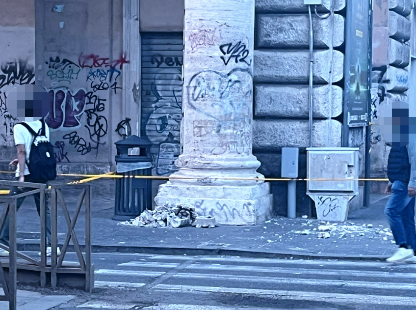Tragedia sfiorata all'Esquilino: pezzi di cornicione e fregi si staccano da un palazzo d'epoca (FOTO) 1