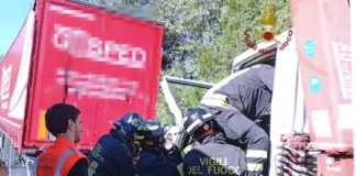Scontro tra due mezzi pesanti sull’autostrada A1: grave un’autista liberato dalle lamiere ed elisoccorso (FOTO)