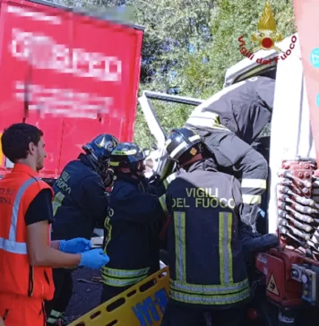 Scontro tra due mezzi pesanti sull’autostrada A1: grave un’autista liberato dalle lamiere ed elisoccorso (FOTO)
