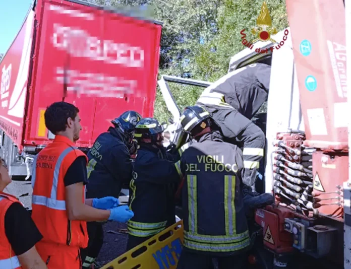 Scontro tra due mezzi pesanti sull’autostrada A1: grave un’autista liberato dalle lamiere ed elisoccorso (FOTO)