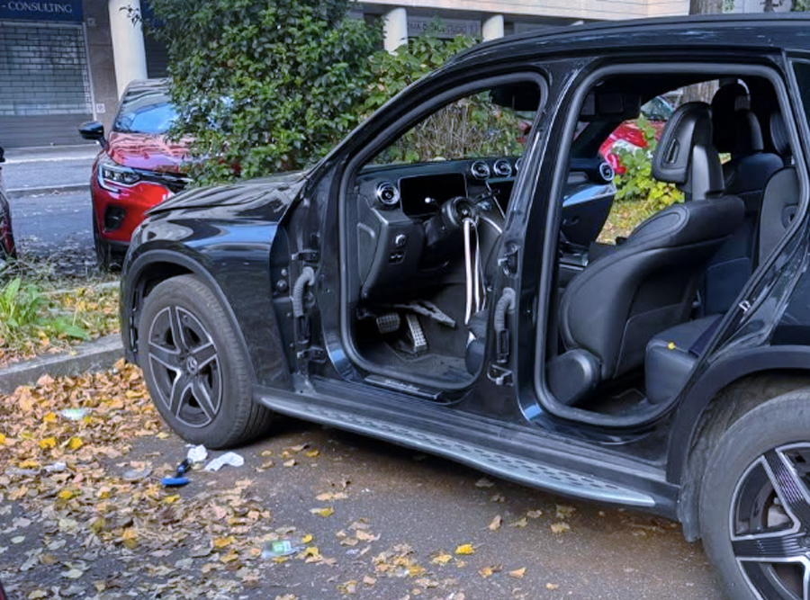 Auto cannibalizzate a Piazza del Sole: il fenomeno dei furti di pezzi di ricambio torna a colpire il Torrino (FOTO)  1