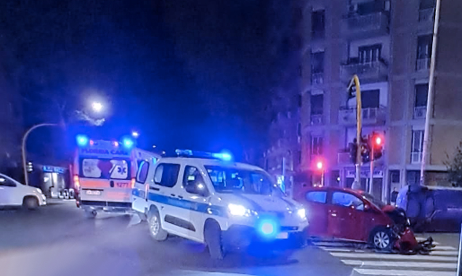 Grave scontro a Marconi: auto ribaltata e strada bloccata per i soccorsi ad un ferito (FOTO) 1