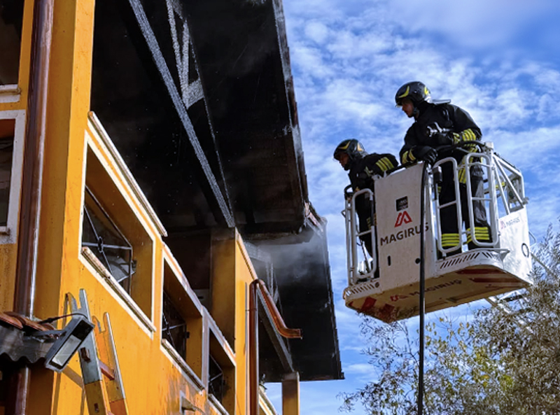 Inferno di fuoco a Ostia Antica: macchina dei soccorsi per il rogo esploso in un complesso di villette (FOTO) 1