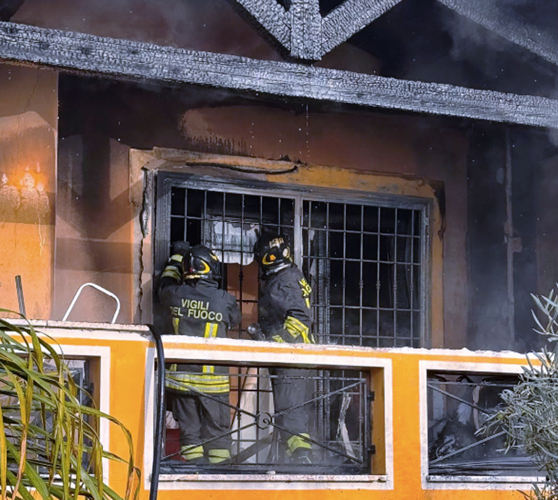 Inferno di fuoco a Ostia Antica: macchina dei soccorsi per il rogo esploso in un complesso di villette (FOTO) 2