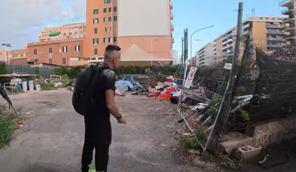 Stazione Tuscolana tra discariche a cielo aperto, furti e degrado. Simone Cicalone: "Di sera è terra di nessuno" (FOTO) 1 Stazione Tuscolana tra discariche a cielo aperto, furti e degrado. Simone Cicalone: "Di sera è terra di nessuno" (FOTO) 1