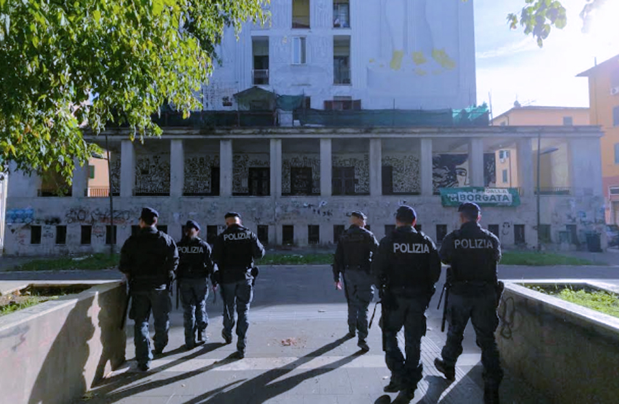 Pugno duro al Quarticciolo: 8 fermi e sequestri di droga con il via al presidio h24 delle forze dell'ordine (FOTO) 1