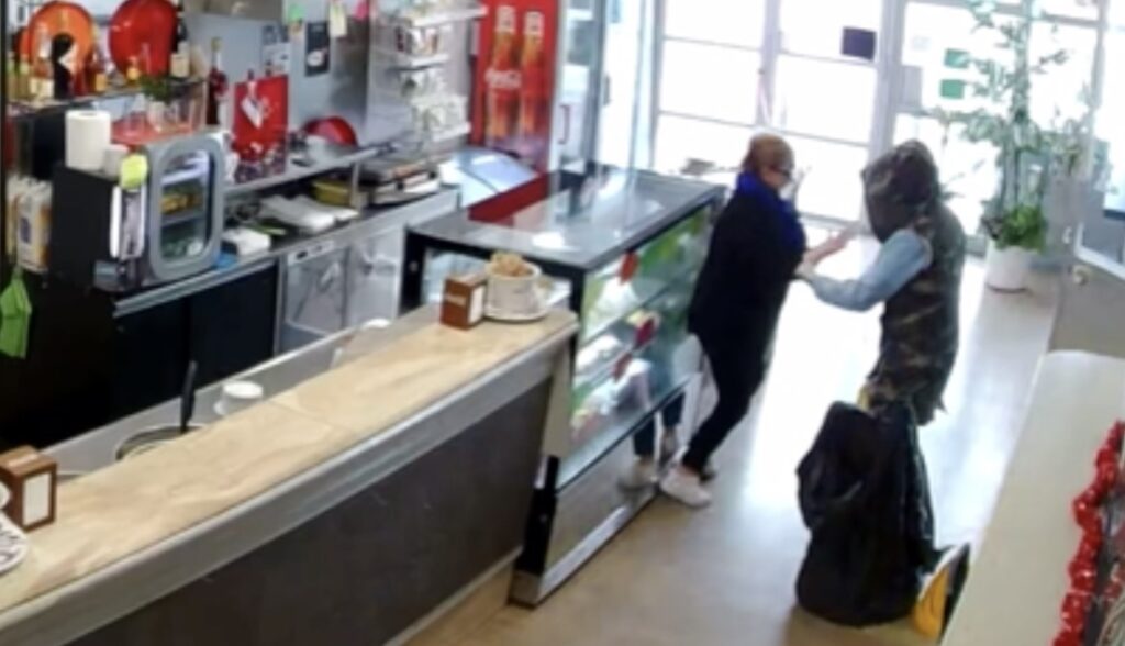 «Esci fuori o ti ammazzo»: nuovo incubo al bar di Ostia per la barista aggredita con l'accetta 1