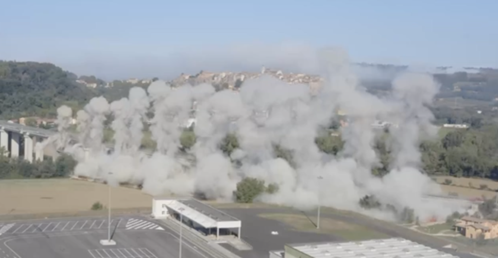 Anas ha demolito con l’esplosivo una parte del viadotto Tevere, sulla carreggiata in direzione Terni: coinvolte le prime 13 campate
