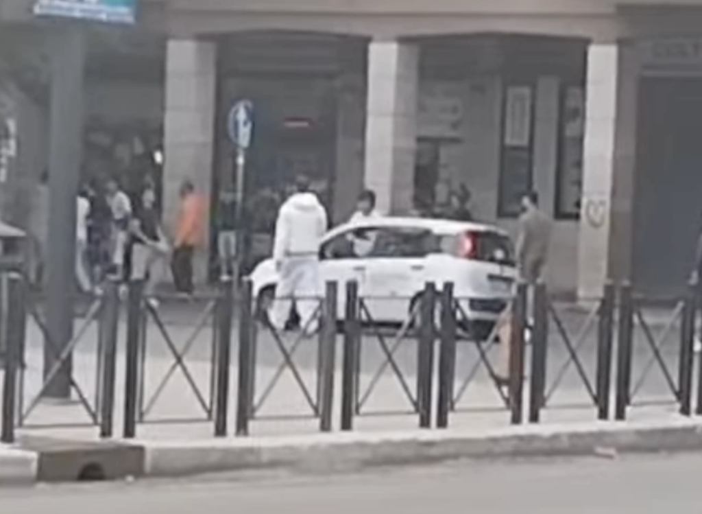 Violenta rissa a Ostia, in pieno centro: nel VIDEO lo scontro 1