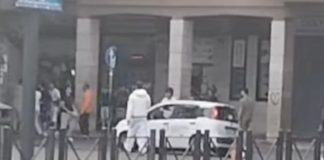 La rissa a Ostia in piazza della Stazione del Lido: aggressione fisica sul marciapiede, sotto gli occhi di passanti e pendolari