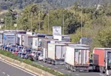 incidente A1, A1 Roma-Firenze, traffico bloccato A1, tre camion, Ponzano Romano-Soratte, diramazione Roma Nord, code A1 direzione Firenze, uscita Roma Nord, Grande raccordo anulare, viabilità Lazio